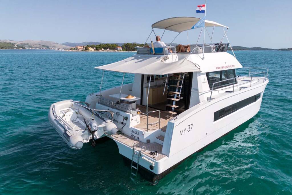 Power catamaran Fountaine Pajot MY 37 Kalea