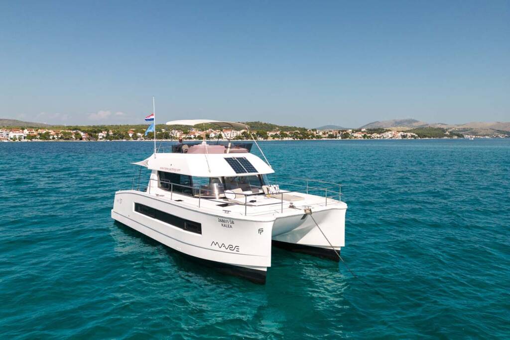 Power catamaran Fountaine Pajot MY 37 Kalea