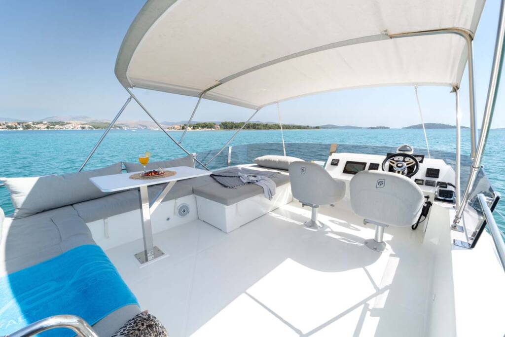 Power catamaran Fountaine Pajot MY 37 Kalea