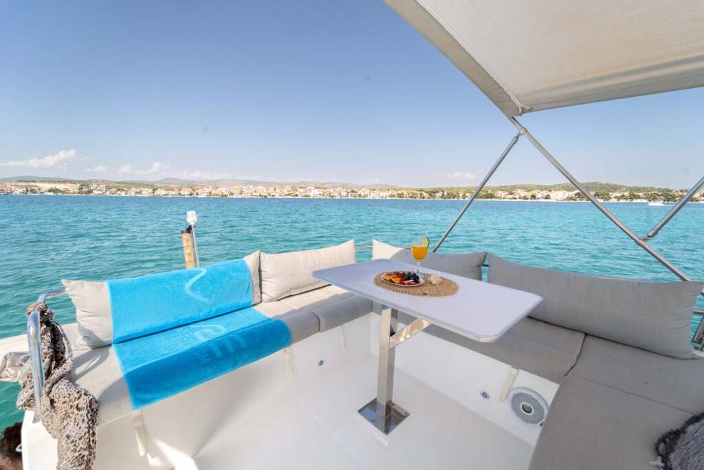 Power catamaran Fountaine Pajot MY 37 Kalea