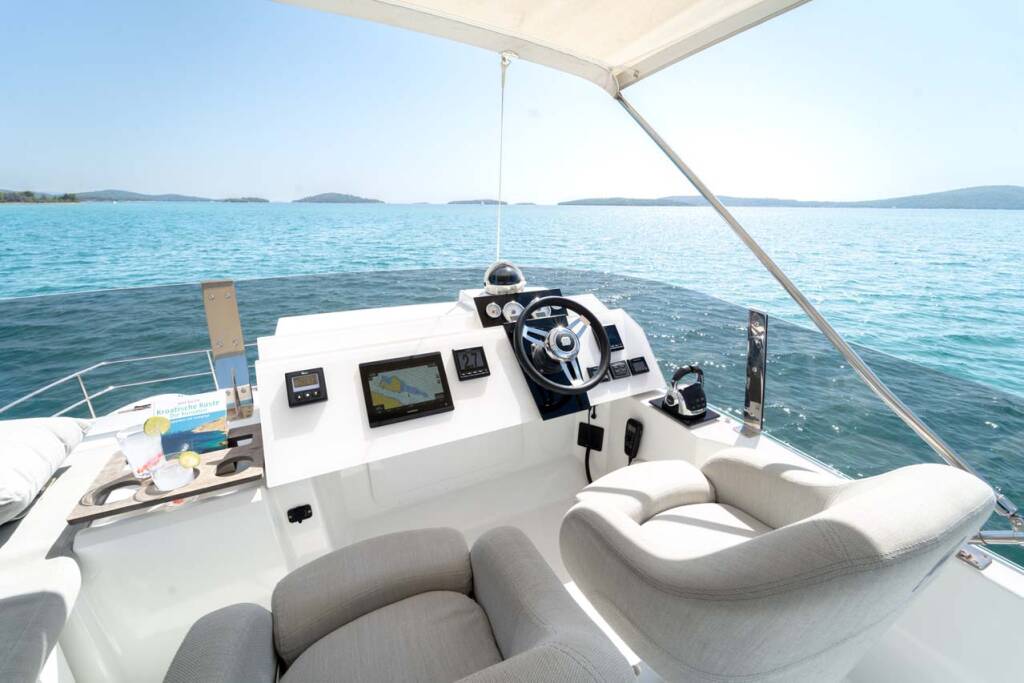Power catamaran Fountaine Pajot MY 37 Kalea