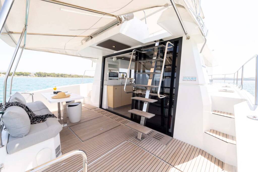 Power catamaran Fountaine Pajot MY 37 Kalea