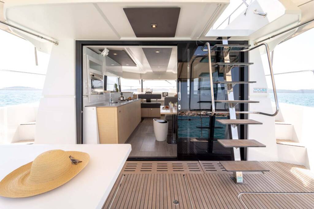 Power catamaran Fountaine Pajot MY 37 Kalea