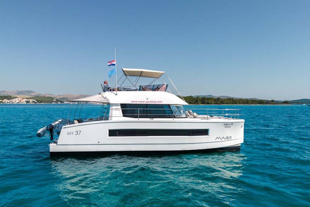 Power catamaran Fountaine Pajot MY 37 Kalea