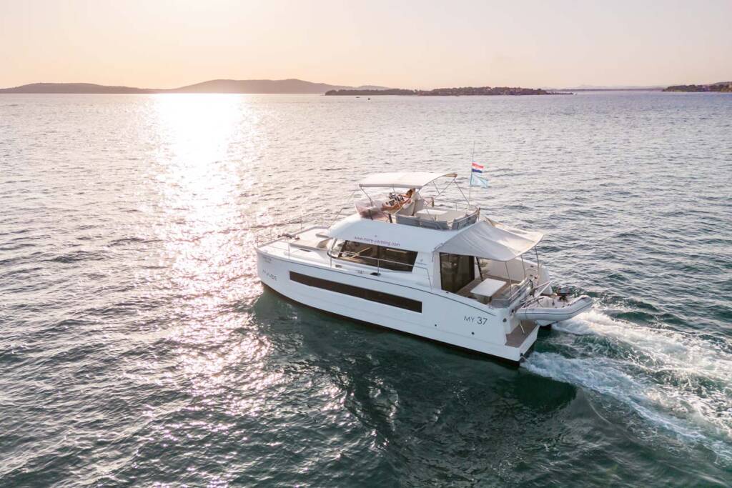 Power catamaran Fountaine Pajot MY 37 Kalea