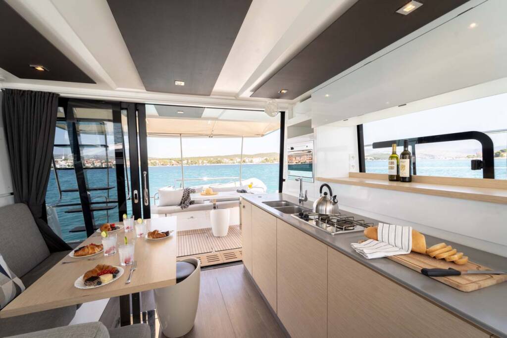 Power catamaran Fountaine Pajot MY 37 Kalea