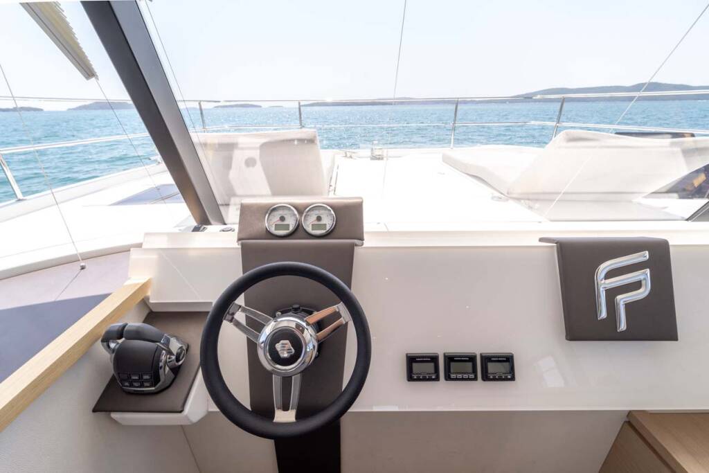 Power catamaran Fountaine Pajot MY 37 Kalea