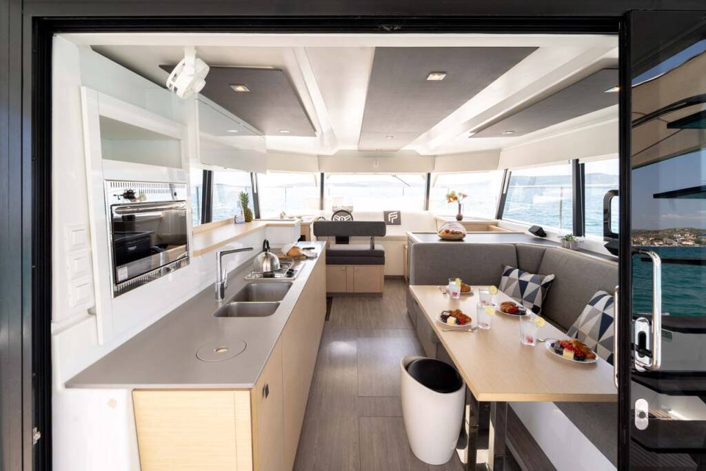 Power catamaran Fountaine Pajot MY 37 Kalea