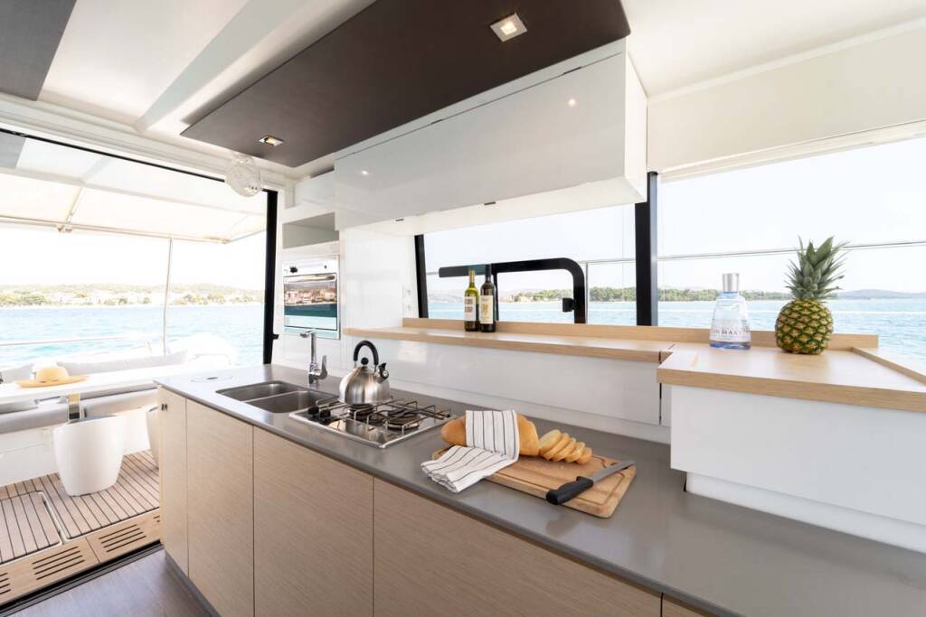 Power catamaran Fountaine Pajot MY 37 Kalea