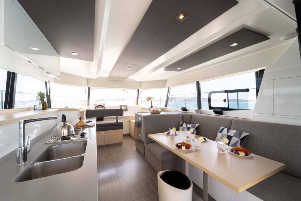 Power catamaran Fountaine Pajot MY 37 Kalea
