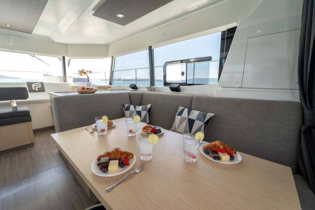 Power catamaran Fountaine Pajot MY 37 Kalea