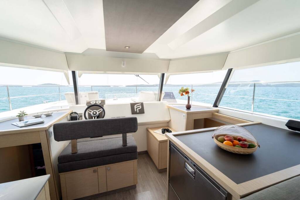 Power catamaran Fountaine Pajot MY 37 Kalea