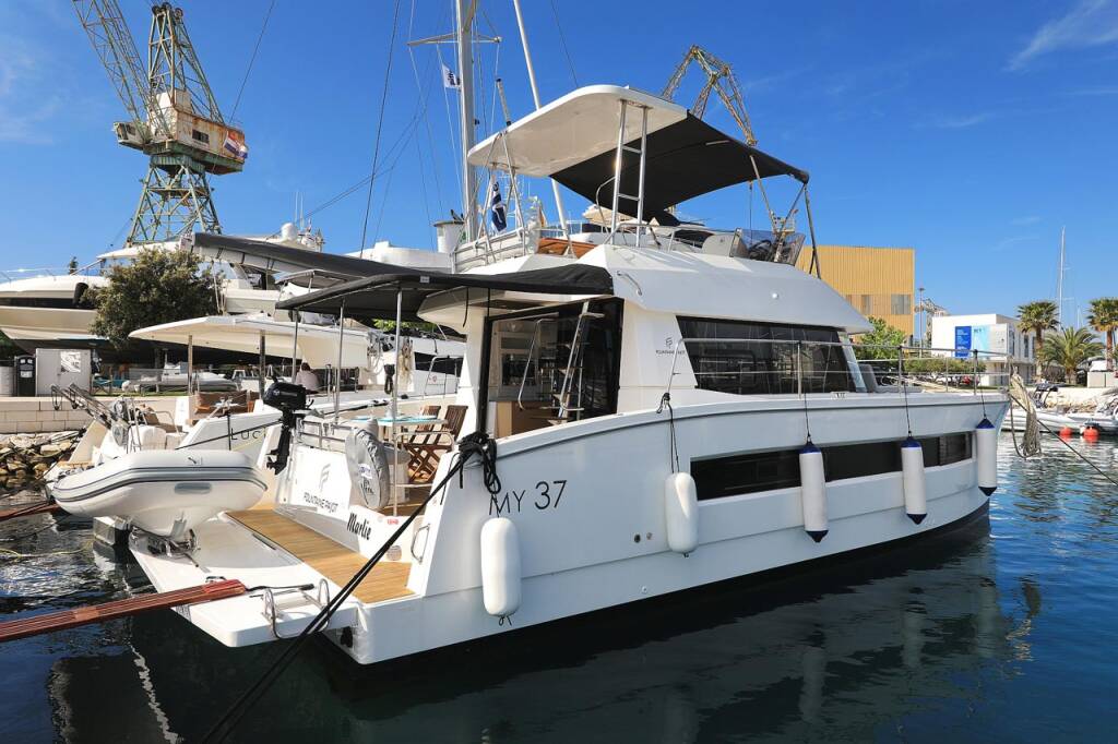 Power catamaran Fountaine Pajot MY 37 Marlie