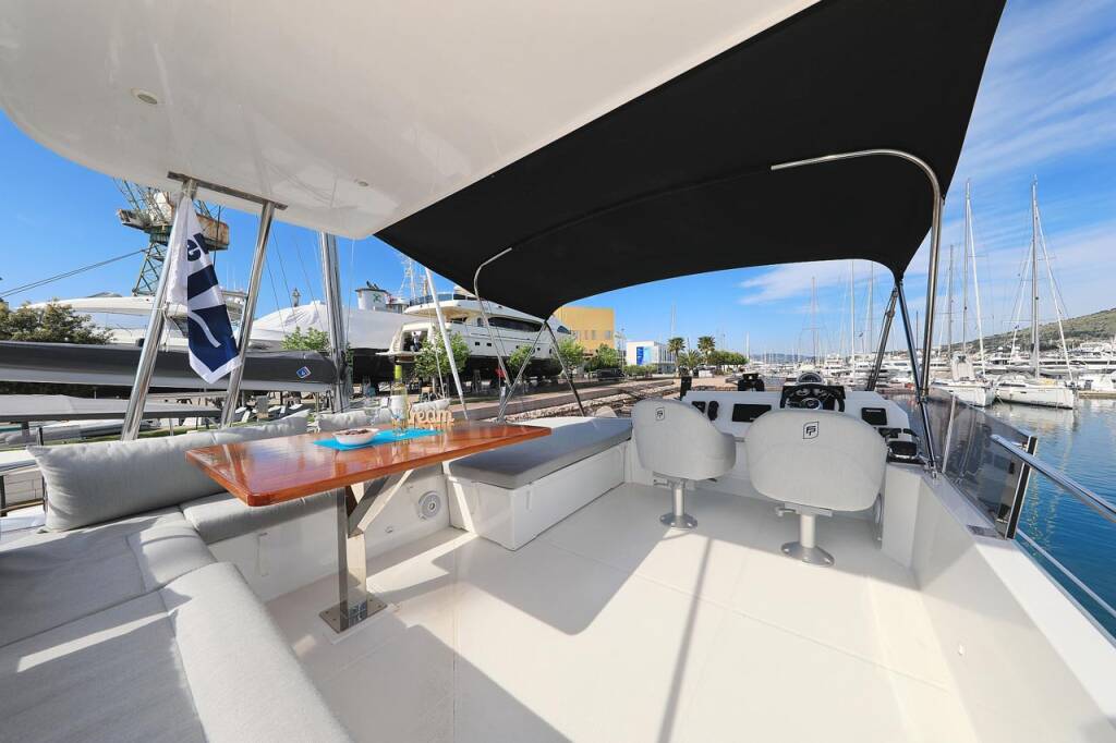 Power catamaran Fountaine Pajot MY 37 Marlie