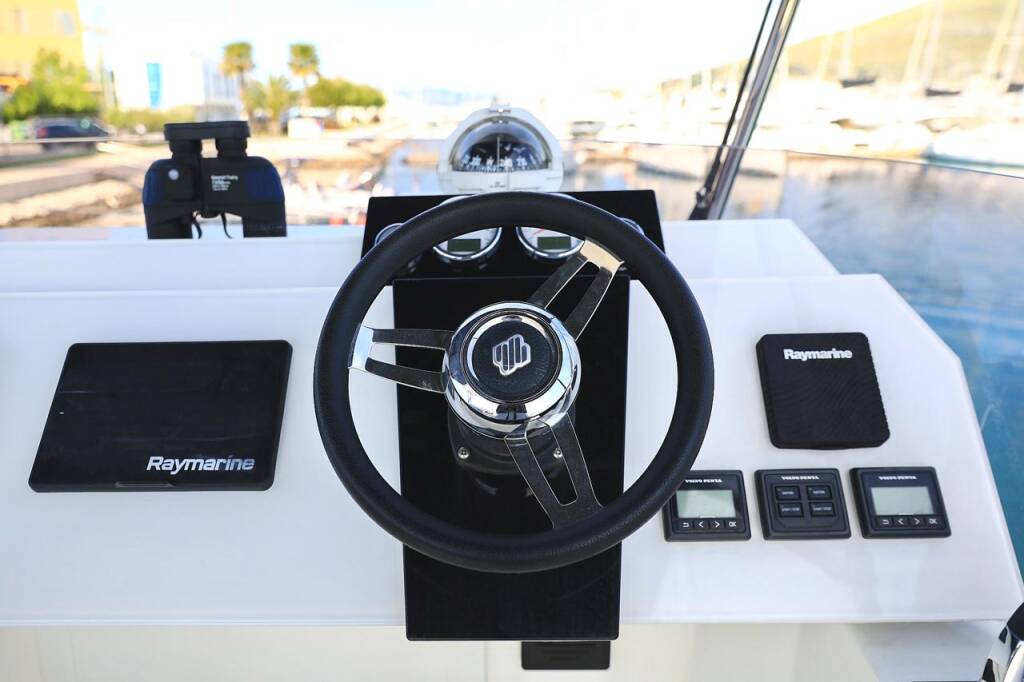 Power catamaran Fountaine Pajot MY 37 Marlie