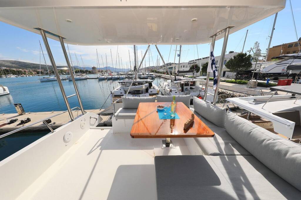 Power catamaran Fountaine Pajot MY 37 Marlie