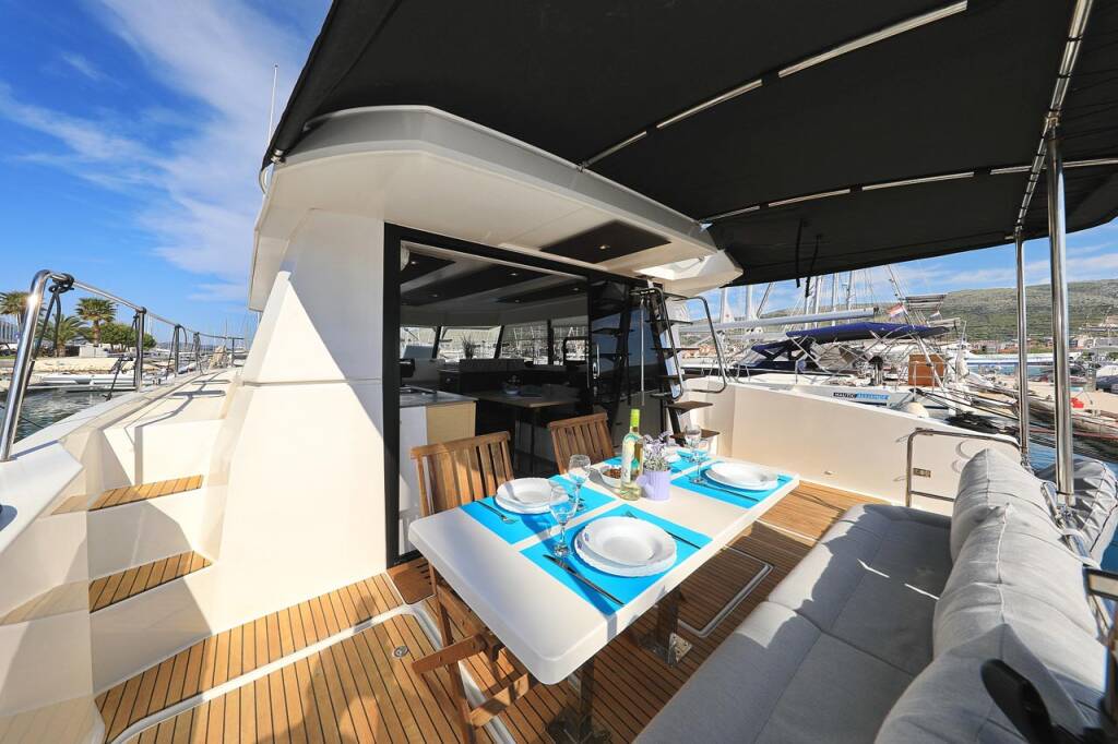 Power catamaran Fountaine Pajot MY 37 Marlie