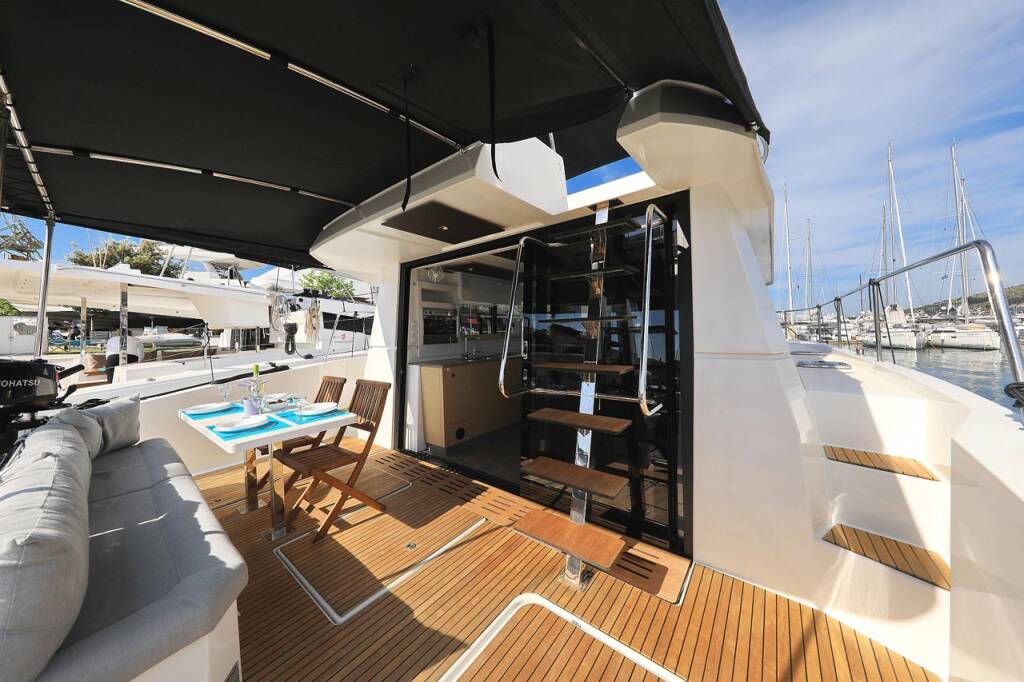 Power catamaran Fountaine Pajot MY 37 Marlie