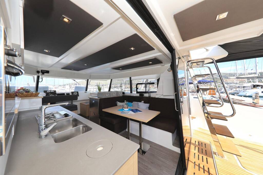 Power catamaran Fountaine Pajot MY 37 Marlie