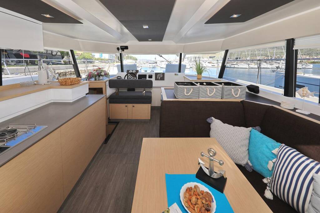 Power catamaran Fountaine Pajot MY 37 Marlie