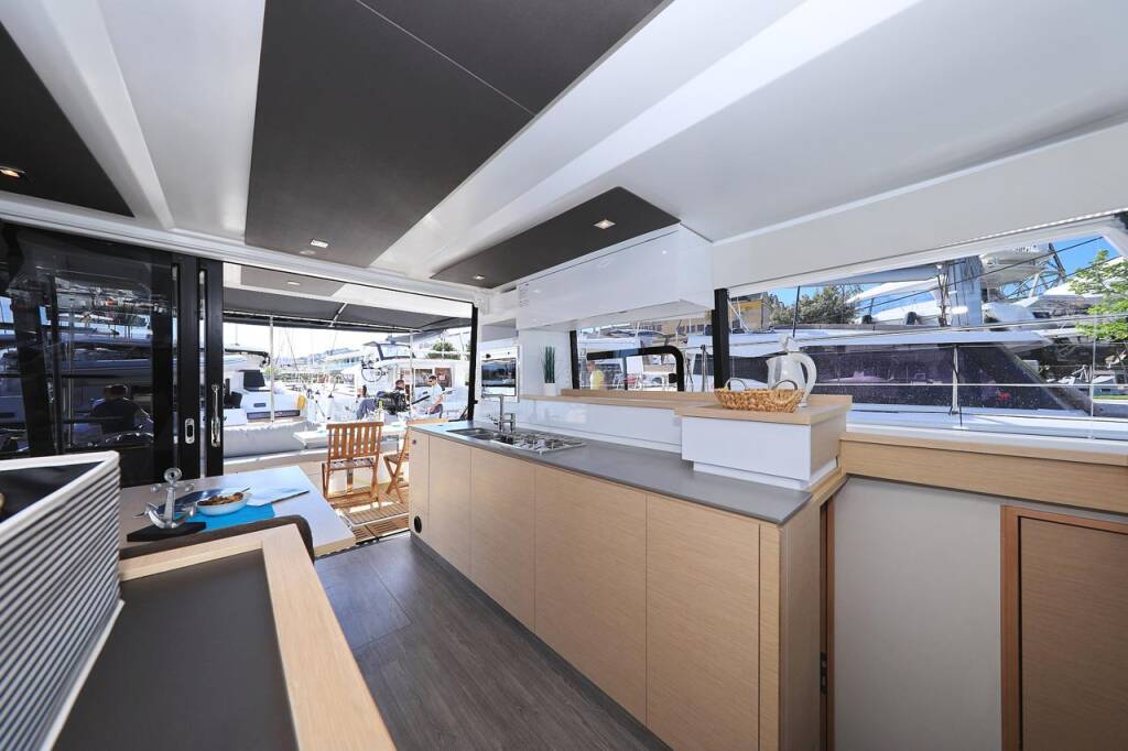 Power catamaran Fountaine Pajot MY 37 Marlie