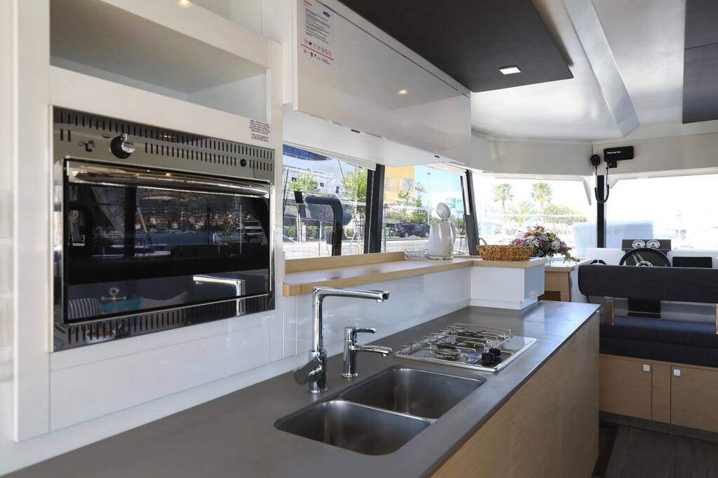 Power catamaran Fountaine Pajot MY 37 Marlie
