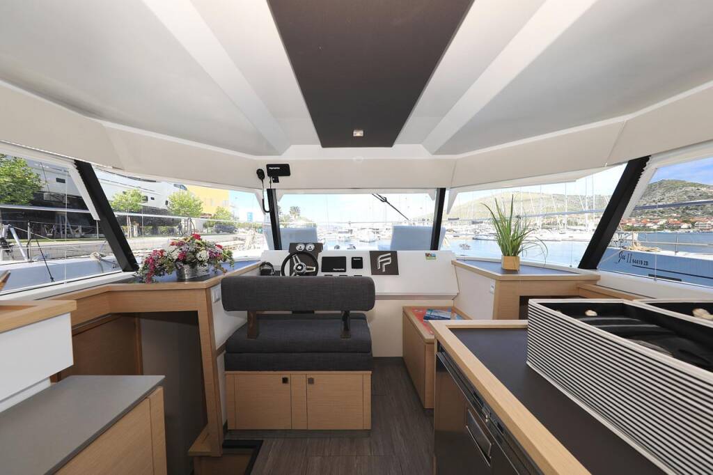 Power catamaran Fountaine Pajot MY 37 Marlie