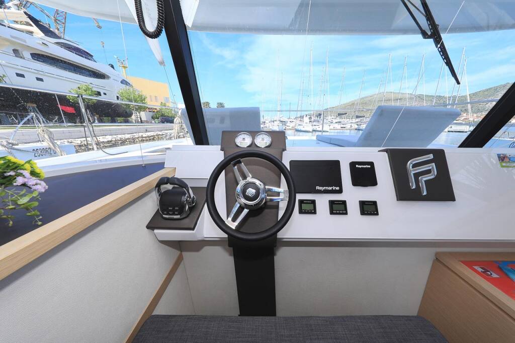 Power catamaran Fountaine Pajot MY 37 Marlie