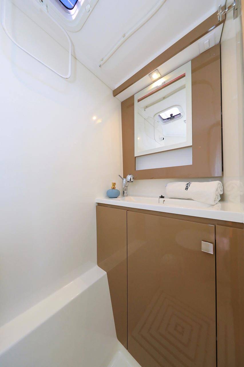 Power catamaran Fountaine Pajot MY 37 Marlie