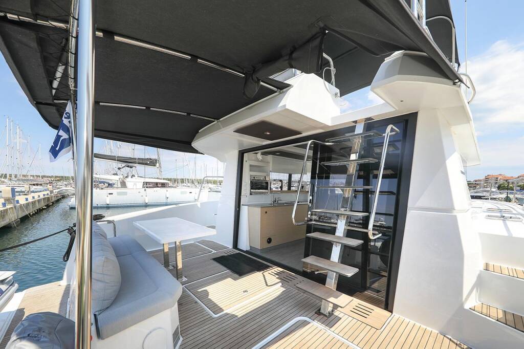 Power catamaran Fountaine Pajot MY 37 Anrik
