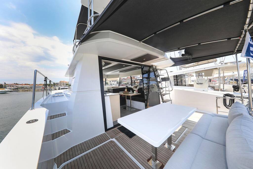 Power catamaran Fountaine Pajot MY 37 Anrik