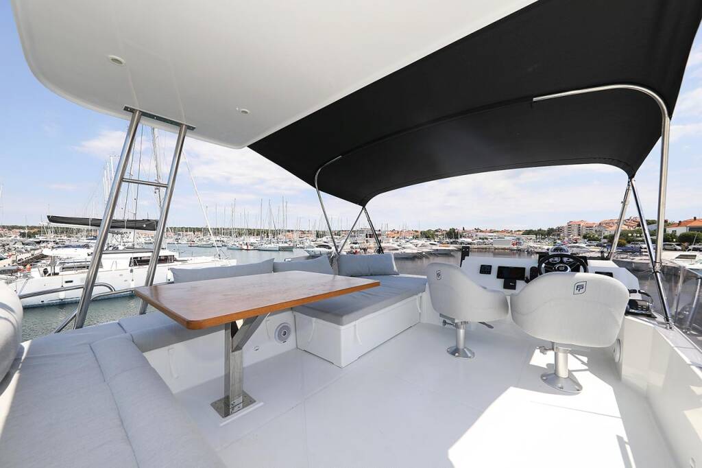 Power catamaran Fountaine Pajot MY 37 Anrik