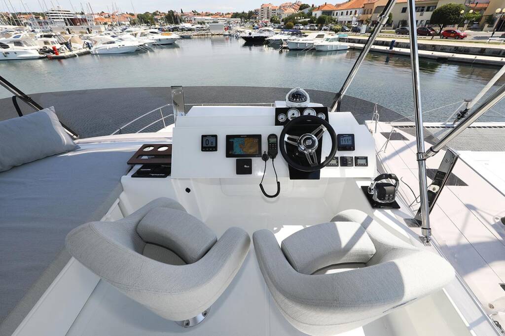Power catamaran Fountaine Pajot MY 37 Anrik
