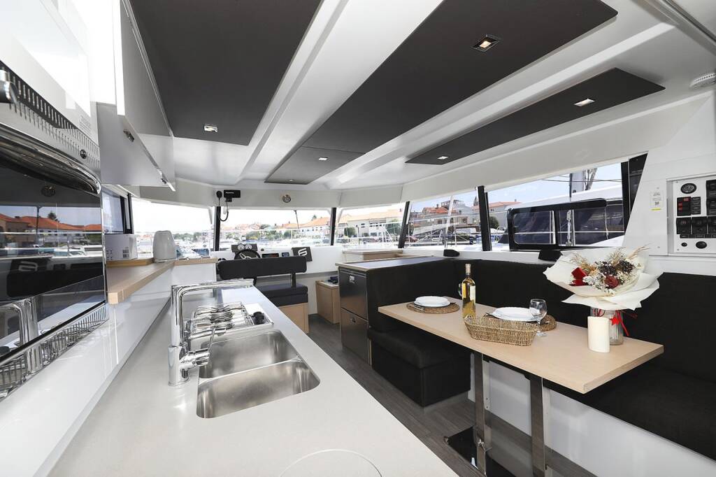 Power catamaran Fountaine Pajot MY 37 Anrik