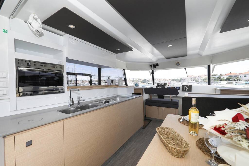 Power catamaran Fountaine Pajot MY 37 Anrik