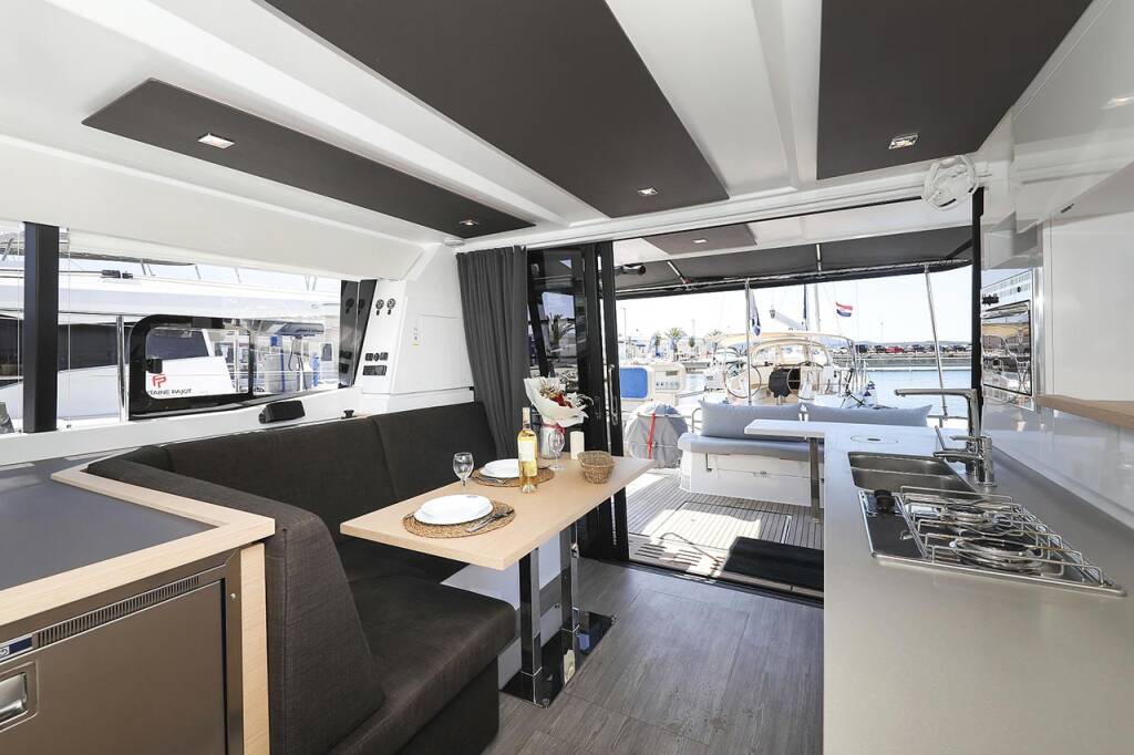 Power catamaran Fountaine Pajot MY 37 Anrik