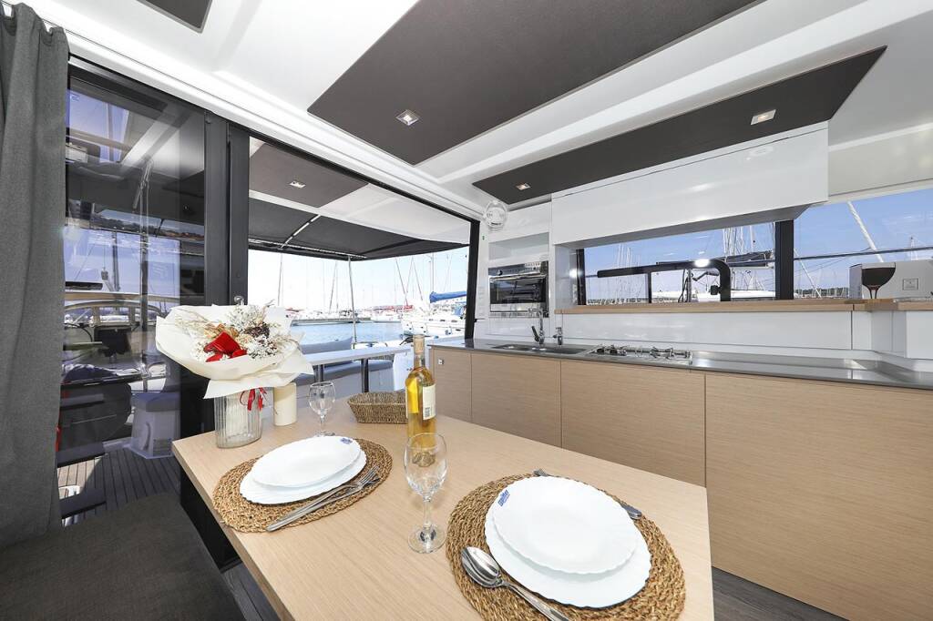 Power catamaran Fountaine Pajot MY 37 Anrik