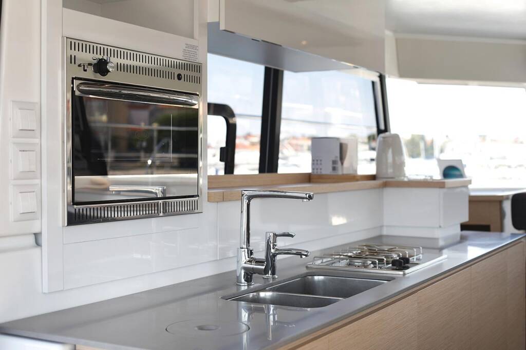 Power catamaran Fountaine Pajot MY 37 Anrik