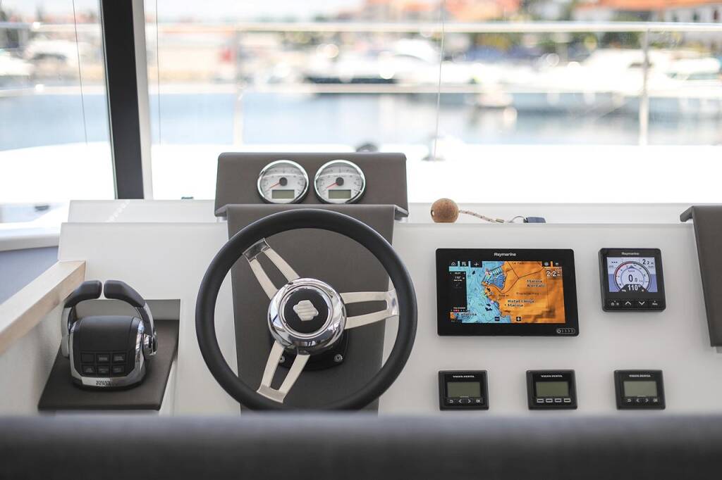 Power catamaran Fountaine Pajot MY 37 Anrik