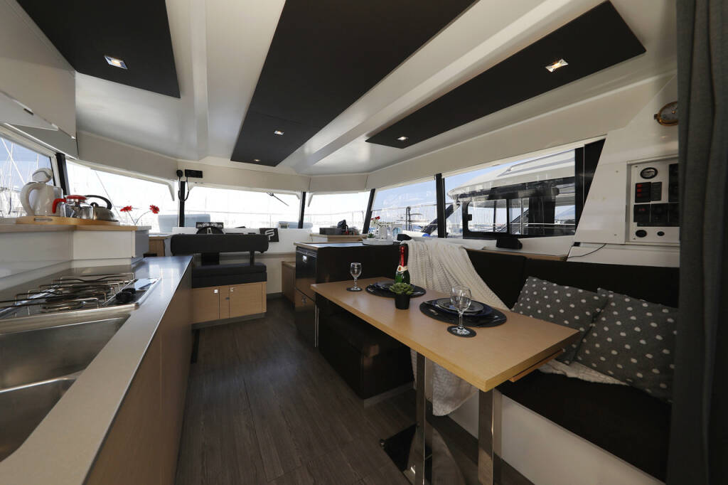 Power catamaran Fountaine Pajot MY 37 Marketka