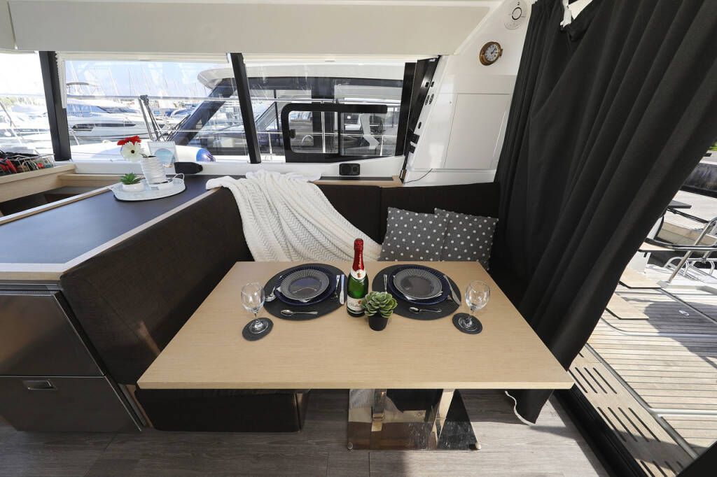 Power catamaran Fountaine Pajot MY 37 Marketka