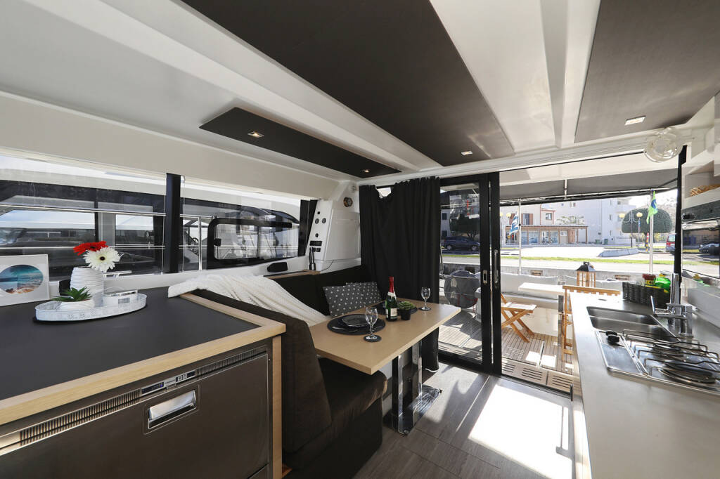 Power catamaran Fountaine Pajot MY 37 Marketka