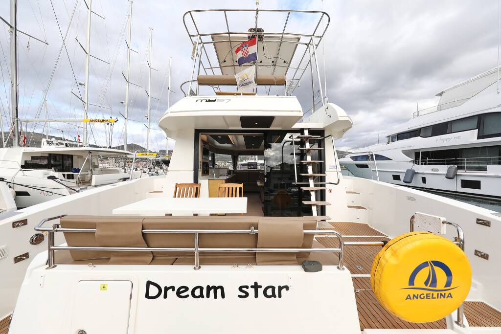 Power catamaran Fountaine Pajot MY 37 Dream Star