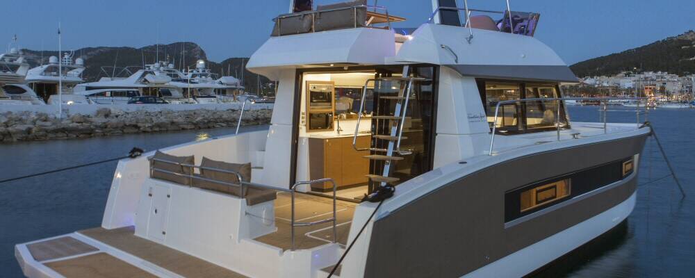 Power catamaran Fountaine Pajot MY 37 Thunderball