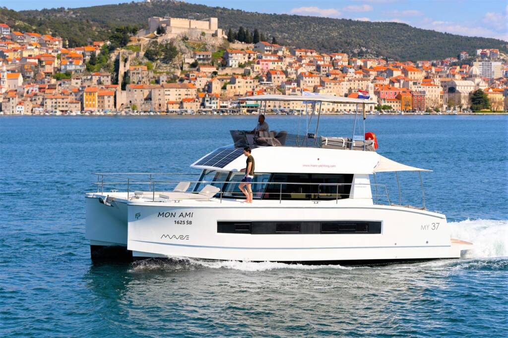 Power catamaran Fountaine Pajot MY 37 Mon Ami