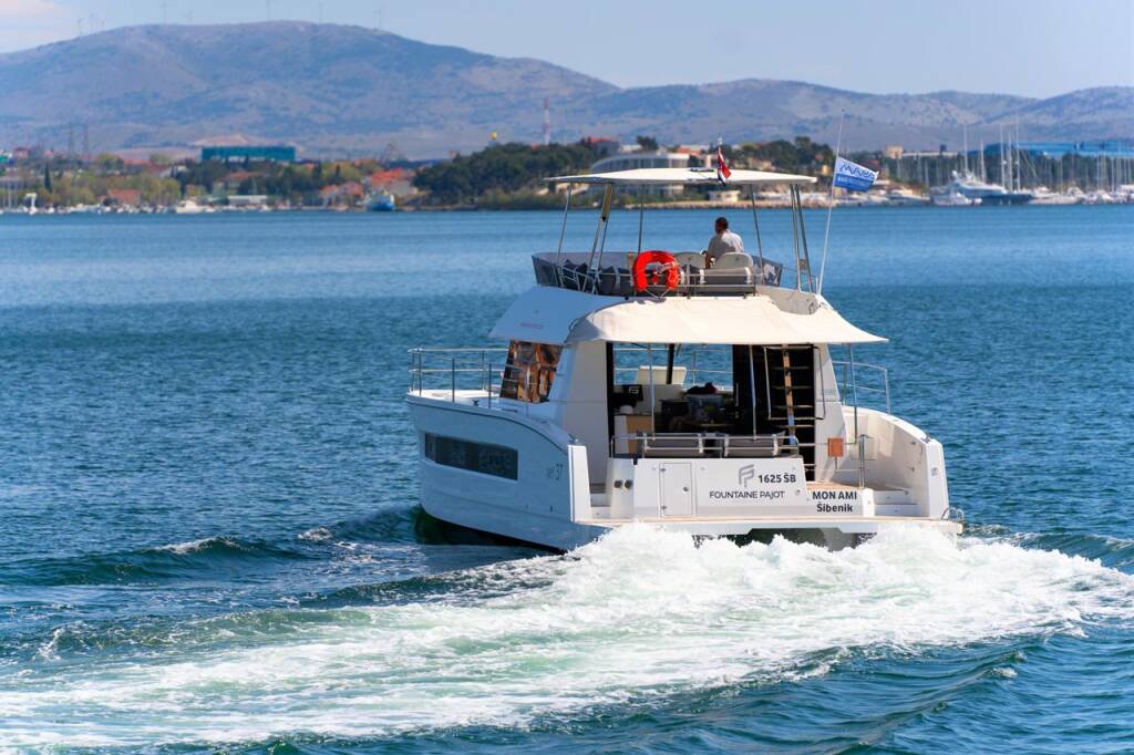 Power catamaran Fountaine Pajot MY 37 Mon Ami