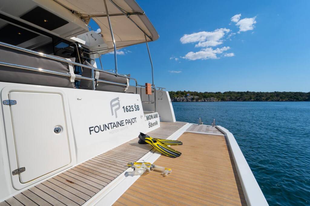 Power catamaran Fountaine Pajot MY 37 Mon Ami