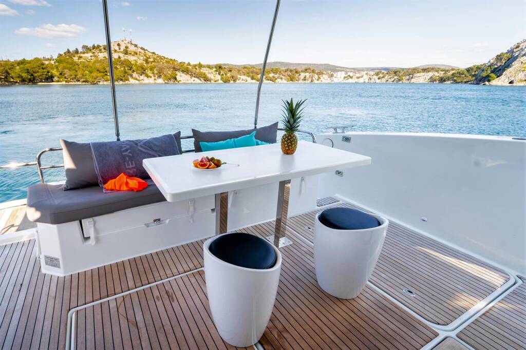 Power catamaran Fountaine Pajot MY 37 Mon Ami