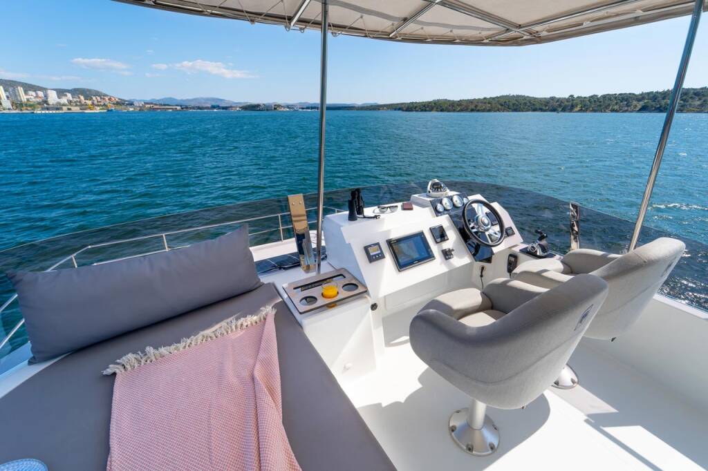 Power catamaran Fountaine Pajot MY 37 Mon Ami