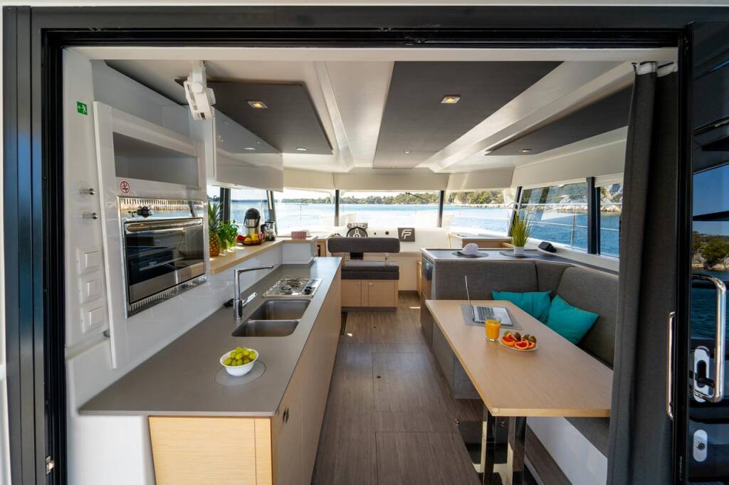Power catamaran Fountaine Pajot MY 37 Mon Ami